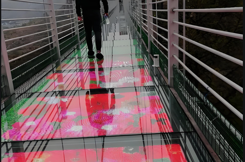 LED显示屏在玻璃栈道中的应用